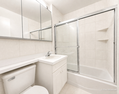 E 12th st/3rd Avenue - Photo Thumbnail 4