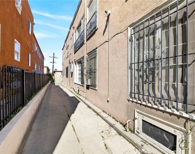 139 S Manhattan - Photo Thumbnail 37