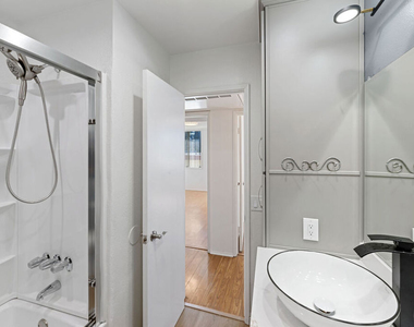 5325 Newcastle Avenue - Photo Thumbnail 14