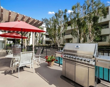 5325 Newcastle Avenue - Photo Thumbnail 23