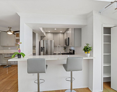 5325 Newcastle Avenue - Photo Thumbnail 1