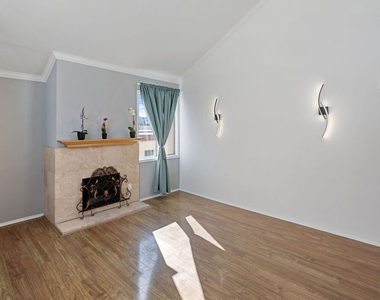 5325 Newcastle Avenue - Photo Thumbnail 4