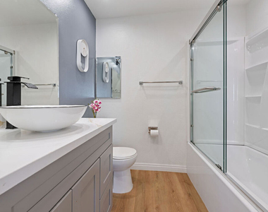 5325 Newcastle Avenue - Photo Thumbnail 12