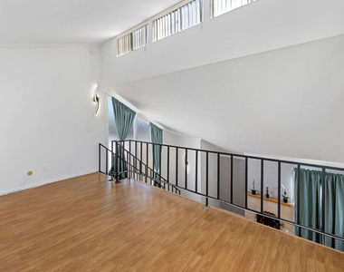 5325 Newcastle Avenue - Photo Thumbnail 6