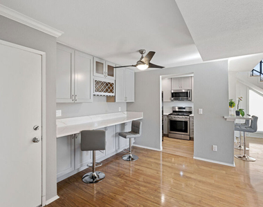 5325 Newcastle Avenue - Photo Thumbnail 2