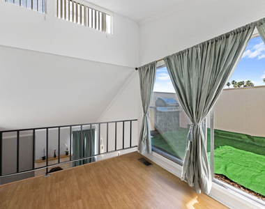 5325 Newcastle Avenue - Photo Thumbnail 7