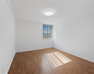 5325 Newcastle Avenue - Photo Thumbnail 10