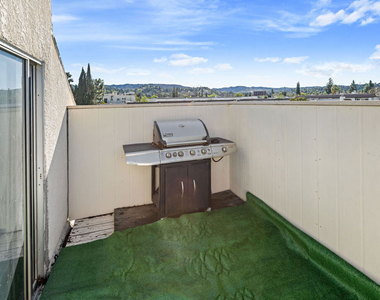 5325 Newcastle Avenue - Photo Thumbnail 8