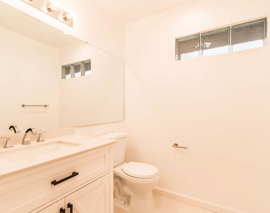 301 W Loraine Street - Photo Thumbnail 14
