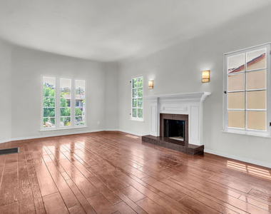 751 N Croft Avenue - Photo Thumbnail 2