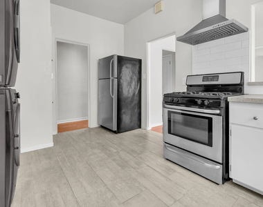 751 N Croft Avenue - Photo Thumbnail 10