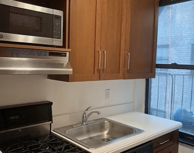235 East 46th Street - Photo Thumbnail 5