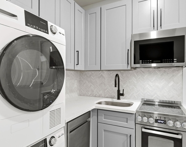 315 West Broadway - Photo Thumbnail 4
