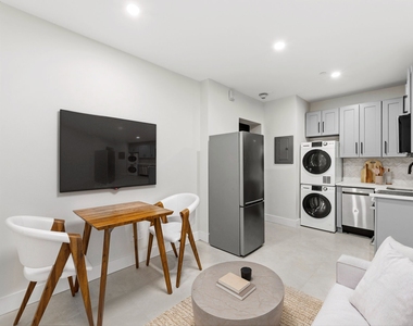 315 West Broadway - Photo Thumbnail 2