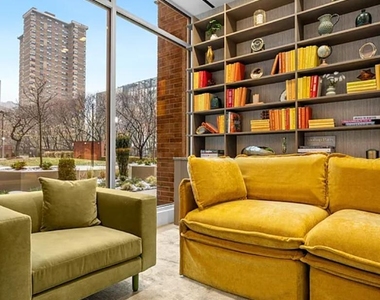 Second Avenue - Photo Thumbnail 10