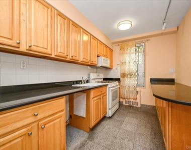 140-18 Burden Crescent - Photo Thumbnail 3