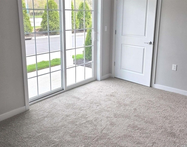 221 Eastview Drive - Photo Thumbnail 5