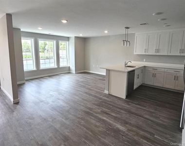 221 Eastview Drive - Photo Thumbnail 4