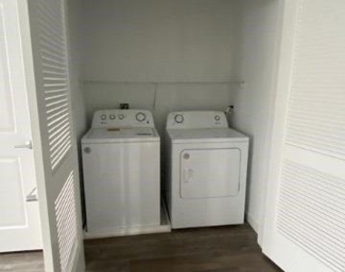 221 Eastview Drive - Photo Thumbnail 7