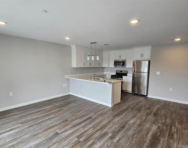 221 Eastview Drive - Photo Thumbnail 2