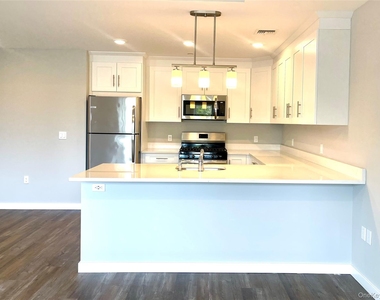 221 Eastview Drive - Photo Thumbnail 4