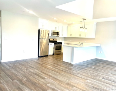 221 Eastview Drive - Photo Thumbnail 6