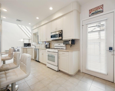 40 Cayuga Avenue - Photo Thumbnail 7