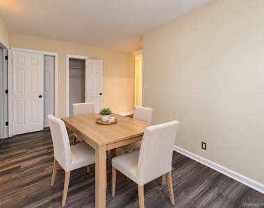 422 E Chester Street E - Photo Thumbnail 2