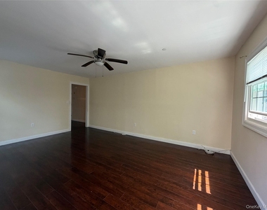 422 E Chester Street E - Photo Thumbnail 4