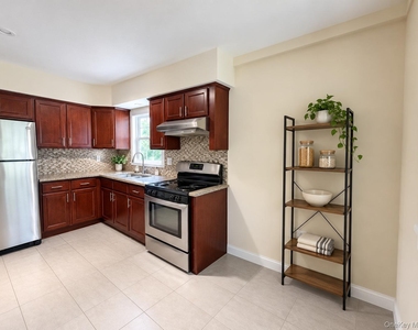 422 E Chester Street E - Photo Thumbnail 5