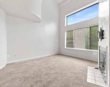 352 N Greeley Avenue - Photo Thumbnail 7