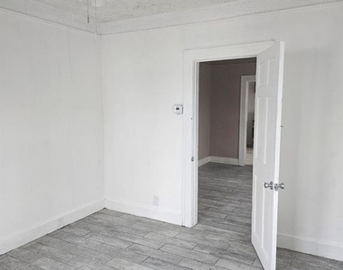 286 Yale Street - Photo Thumbnail 4
