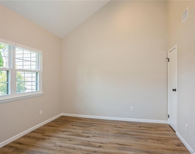 9 N Mcconnell Avenue - Photo Thumbnail 2