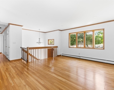 118 Old Tappan Road - Photo Thumbnail 3