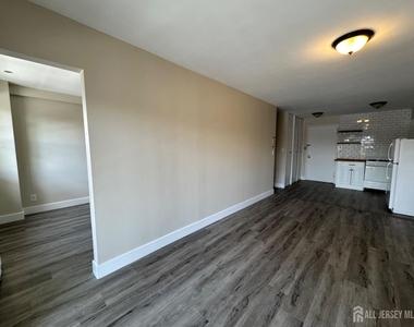 123 S Adelaide Avenue - Photo Thumbnail 6