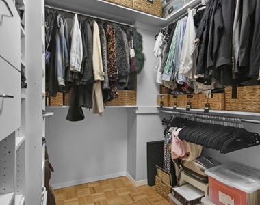 250 E 40th Street - Photo Thumbnail 6