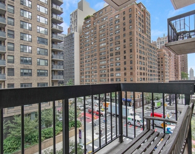 250 E 40th Street - Photo Thumbnail 2