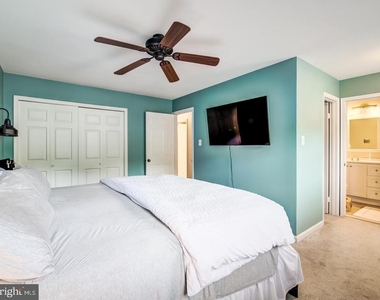 7112 Lake Cove Drive - Photo Thumbnail 24
