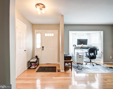 7112 Lake Cove Drive - Photo Thumbnail 5