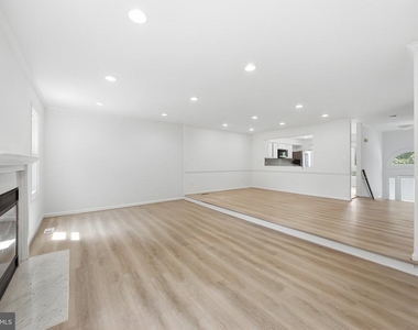 10153 Turnberry Place - Photo Thumbnail 12