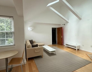 2111 N Scott Street - Photo Thumbnail 4