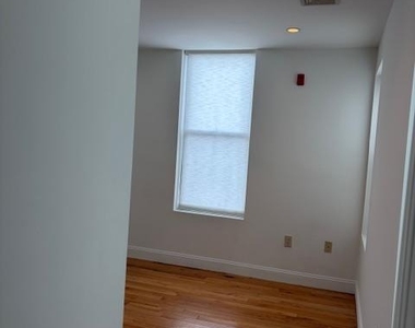 2908 Ridge Avenue - Photo Thumbnail 7