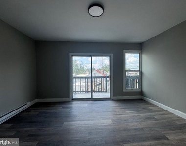 242 N Broadway - Photo Thumbnail 8