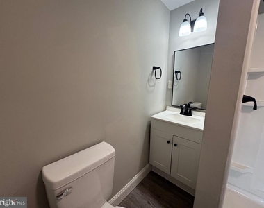 242 N Broadway - Photo Thumbnail 6