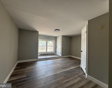 242 N Broadway - Photo Thumbnail 7