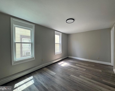 242 N Broadway - Photo Thumbnail 3