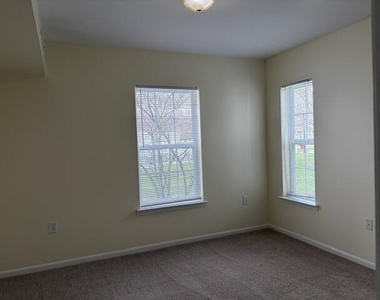 2736 S Knightsbridge Circle - Photo Thumbnail 8