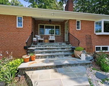 5201 Brookeway Drive - Photo Thumbnail 8