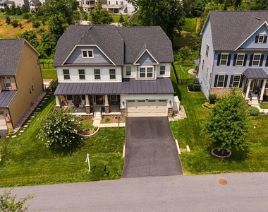 7142 Starmount Way - Photo Thumbnail 2