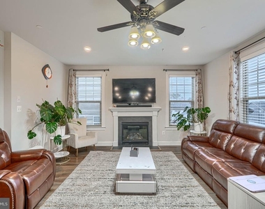 7142 Starmount Way - Photo Thumbnail 17